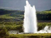 Strokkur_geyser_eruption,_close-up_view.jpg